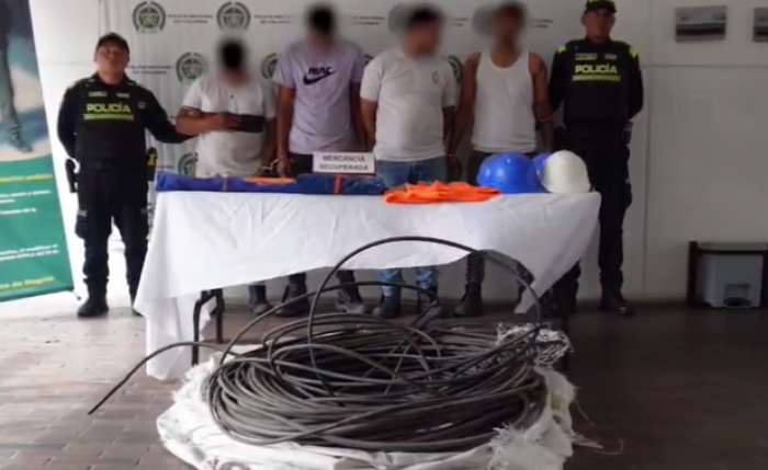 Cuatro hombres que portaban uniformes de una empresa de telefonía fueron sorprendidos robando cable en Bogotá. La comunidad notó algo extraño y una llamada bastó para atraparlos.