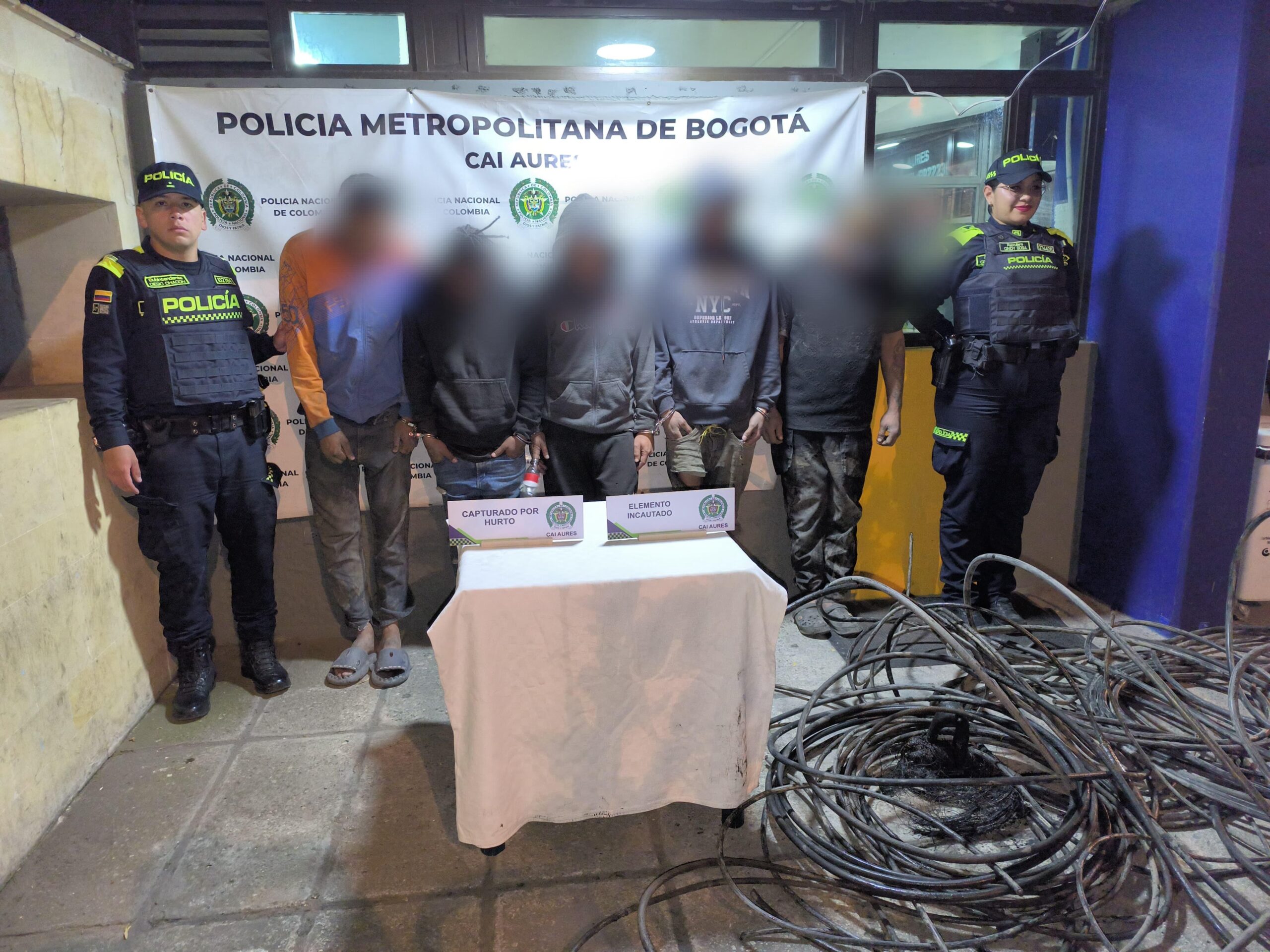En Bogotá, la Policía sorprendió a cinco personas extranjeras extrayendo casi 400 metros de cable de fibra óptica. El material robado está avaluado en más de 16 millones de pesos.