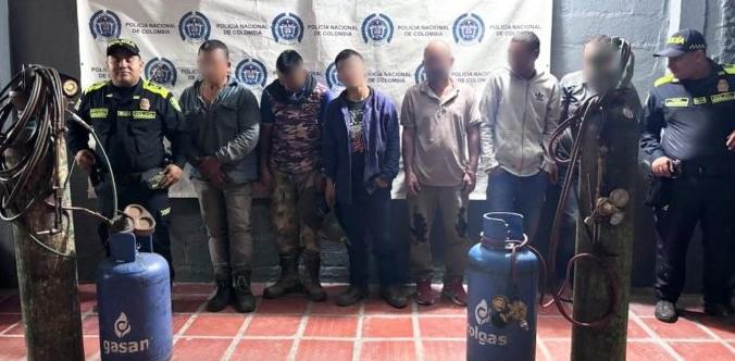 Los sorprendieron en plena huida con equipos de corte, cilindros de gas y 260 metros de tubería en zona rural de Cundinamarca, propiedad de una empresa afiliada a Ecopetrol.