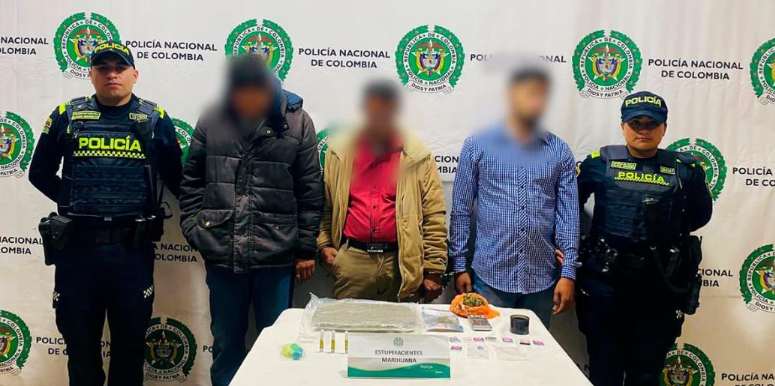 Una patrulla en el centro de Bogotá detuvo un vehículo de servicio público tras notar una riña entre sus ocupantes. Pero al revisar el interior, los uniformados hallaron una carga de estupefacientes oculta.