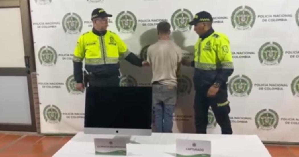Un hombre de 29 años fue capturado por la Policía de Bogotá tras hurtar elementos de un local comercial y tratar de escapar simulando vivir en condición de calle.