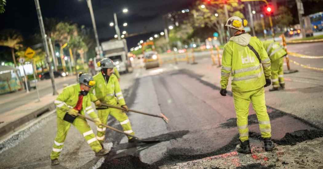 Más de 1 000 trabajadores, jornadas día y noche, y millones de metros cuadrados intervenidos no bastan: Bogotá necesitaría $11 billones para recuperar toda su malla vial.