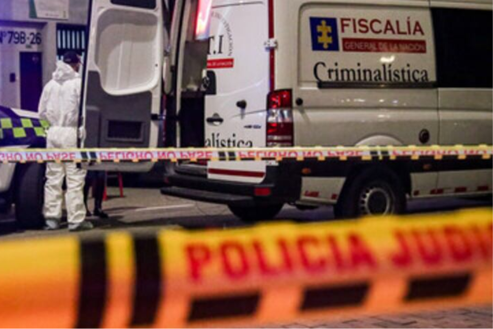 El ataque ocurrió en Bogotá cuando varios delincuentes irrumpieron en el local; además del trabajador que falleció, el dueño resultó herido y los agresores huyeron sin dejar rastro.