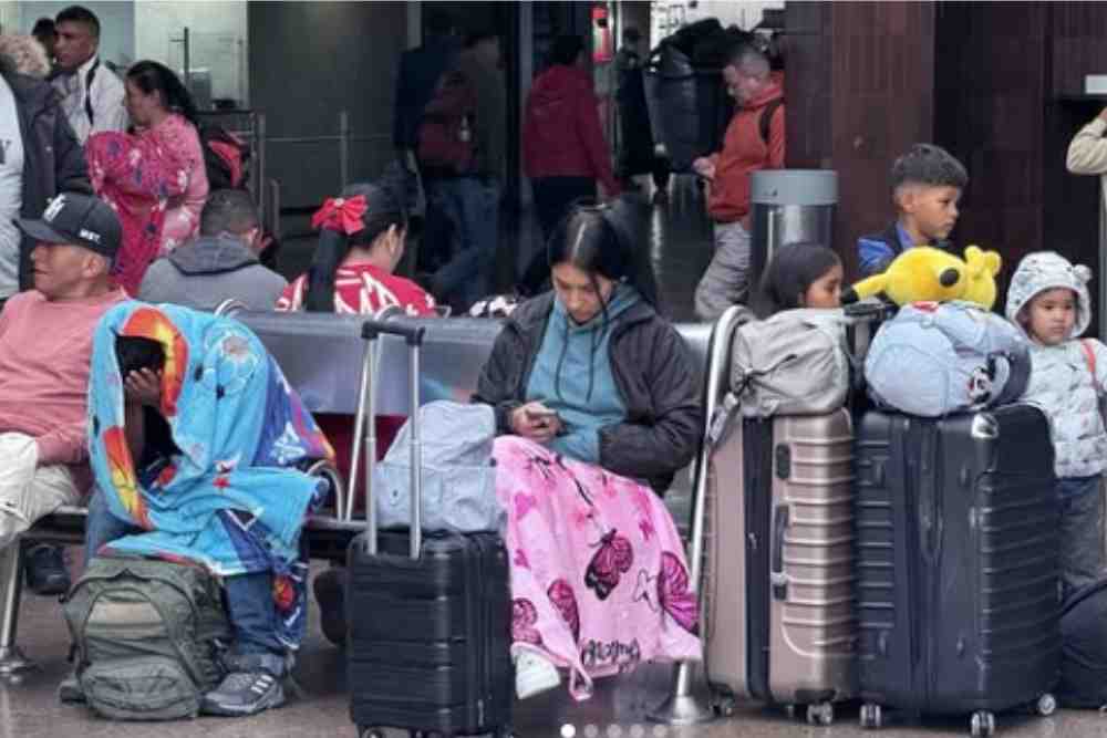 Por el paro minero en Boyacá, decenas de viajeros llevan días varados en la Terminal El Salitre, sin acceso a comida, agua ni baños gratuitos, a la espera de una solución.