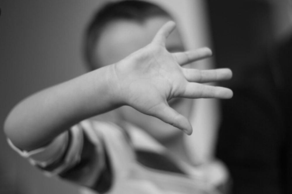 La presunta agresión ocurrió en los baños de un colegio oficial de Bogotá durante el recreo. La madre del menor asegura que no era la primera vez que pasaba.