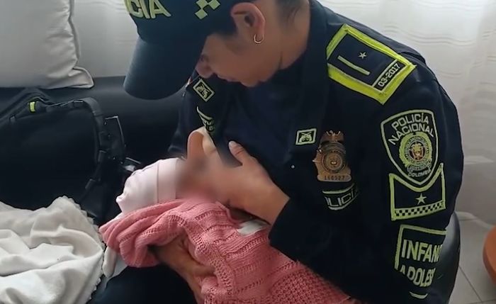 Un operativo rutinario en la Terminal del Salitre dio un giro inesperado cuando una uniformada tuvo que intervenir de manera poco común para proteger a una bebe recién nacida.