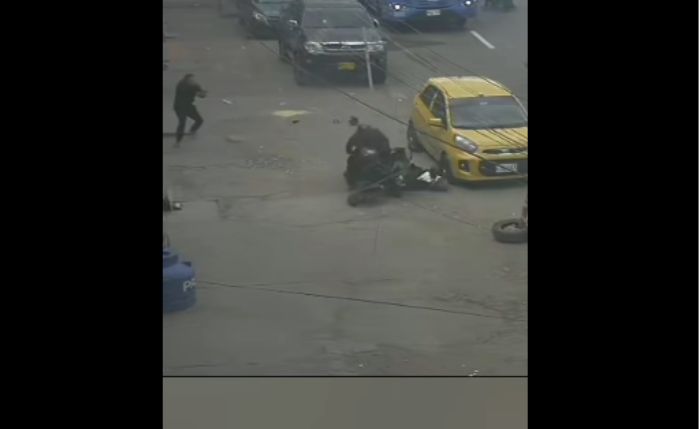 Un intento de asalto en Bogotá terminó en balacera cuando la víctima, un Policía de civil, se enfrentó a los delincuentes. El hecho dejó un muerto y dos heridos.