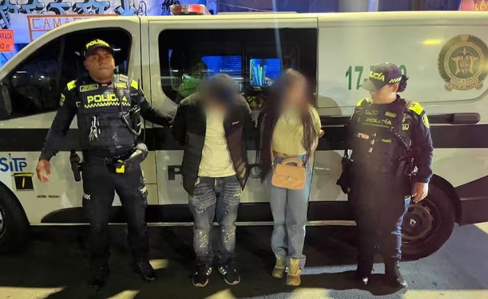 Una usuaria de TransMilenio fue intimidada con arma blanca en una de las estaciones, pero la rápida reacción de otros pasajeros impidió que los delincuentes escaparan.