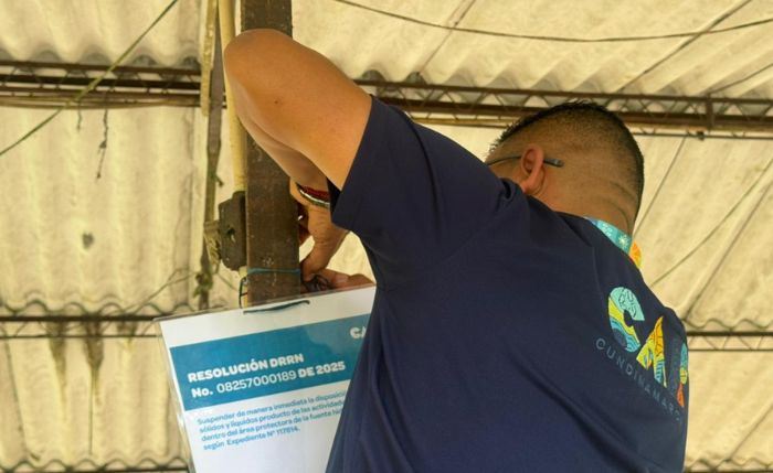 La Corporación halló residuos de sacrificio animal arrojados directamente sobre un área protegida, poniendo en riesgo los nacimientos que abastecen a la comunidad en Cundinamarca