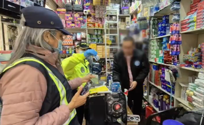 La Policía y el INVIMA desmantelo dos inmuebles donde operaban fábricas ilegales de medicamentos. Los productos, que imitaban marcas reconocidas, representaban un riesgo grave para la salud.