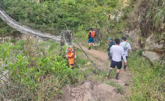 Una operación de rescate en el oriente de Cundinamarca tomó un giro inesperado cuando un bombero que intentaba salvar una vida terminó en peligro.