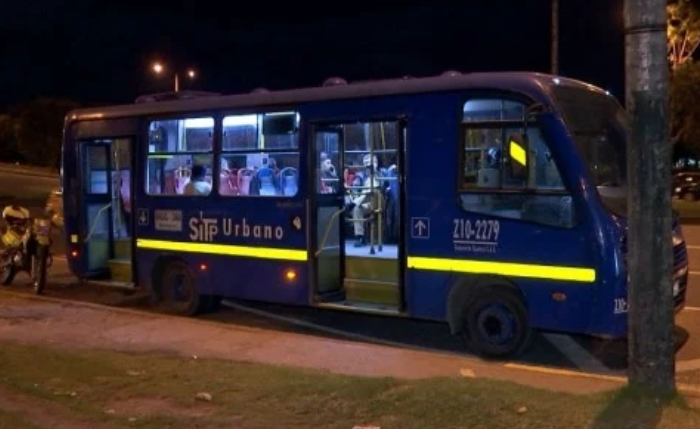 Más de diez pasajeros fueron intimidados con armas blancas durante un asalto ocurrido en un bus del SITP, en un sector con escasa iluminación del sur de Bogotá.