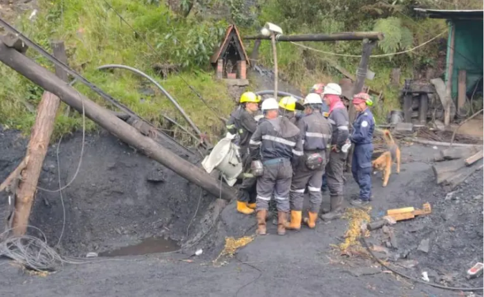 Desde la madrugada de este viernes avanzan las labores para ubicar a seis mineros que permanecen atrapados luego de una explosión en una mina de carbón en zona rural de Cundinamarca