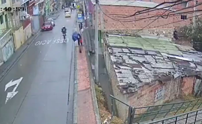 Una llanta que descendió sin control por una pendiente dejó un desenlace fatal y abrió preguntas sobre su origen y lo ocurrido tras el impacto.